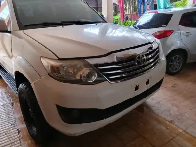 Camioneta SUV blanca en buen estado - miniatura 2