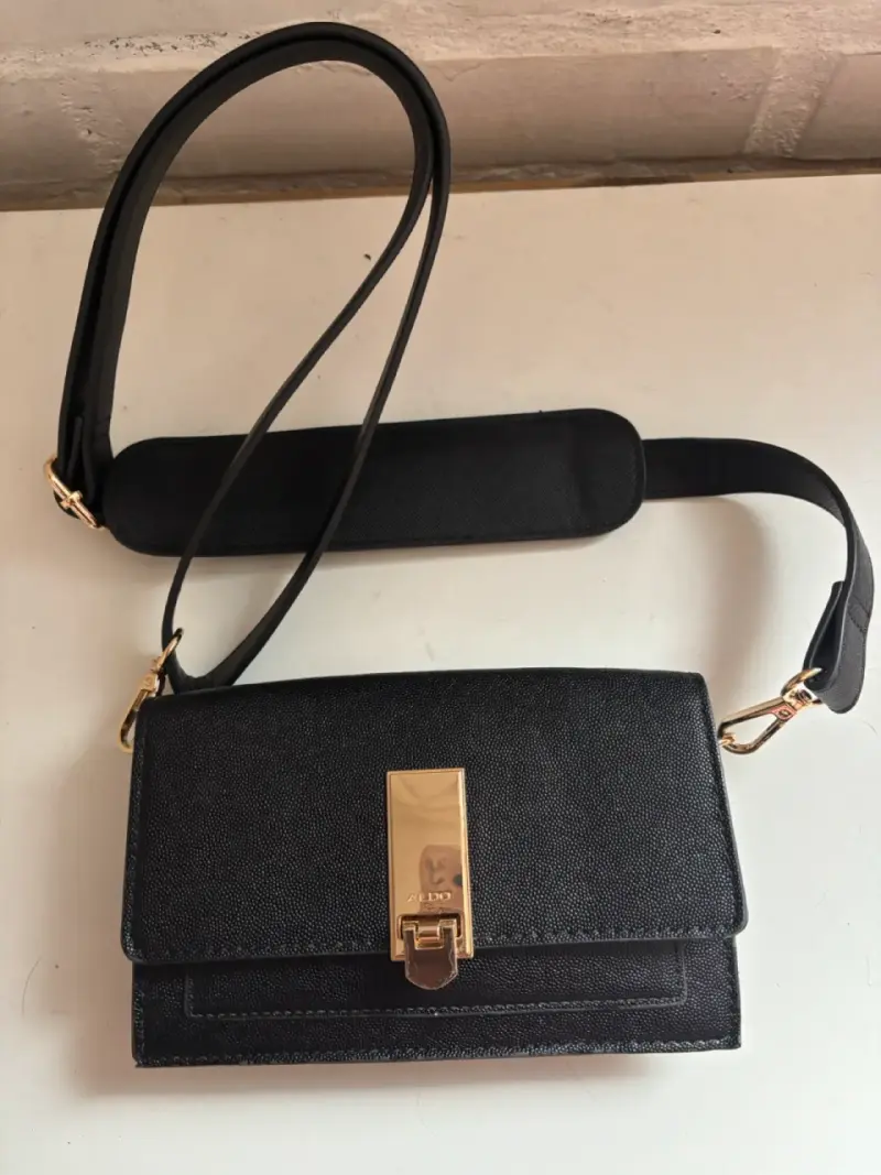 Cartera negra elegante con cierre dorado - 3