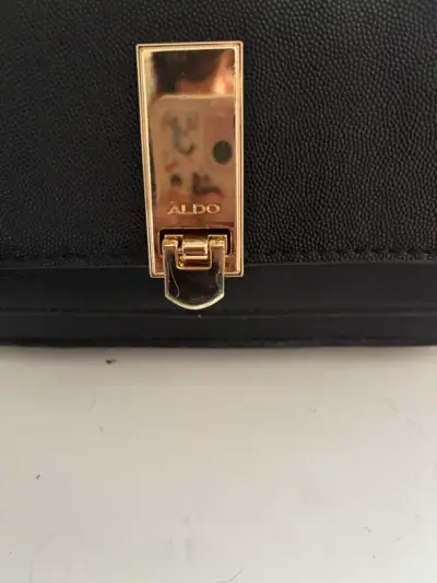 Cartera negra elegante con cierre dorado - miniatura 4