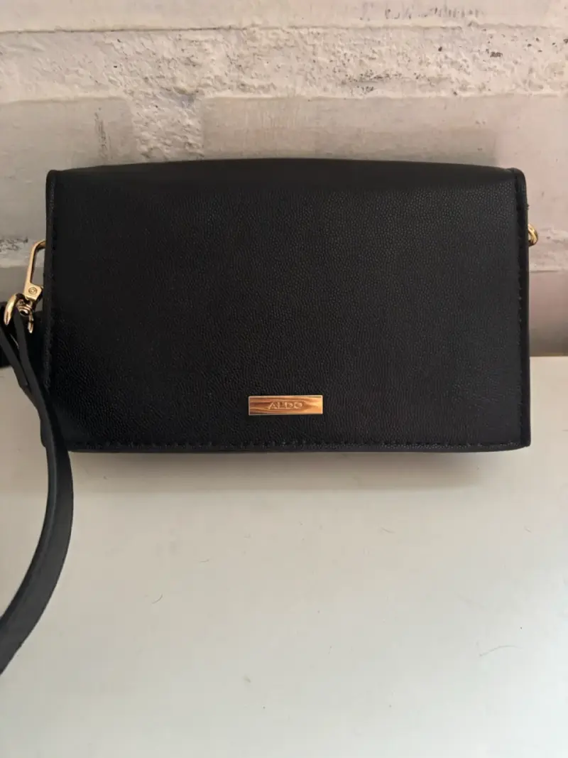 Cartera negra elegante con cierre dorado - 5