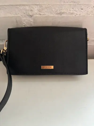 Cartera negra elegante con cierre dorado - miniatura 5