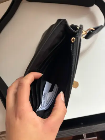Cartera negra elegante con cierre dorado - miniatura 6