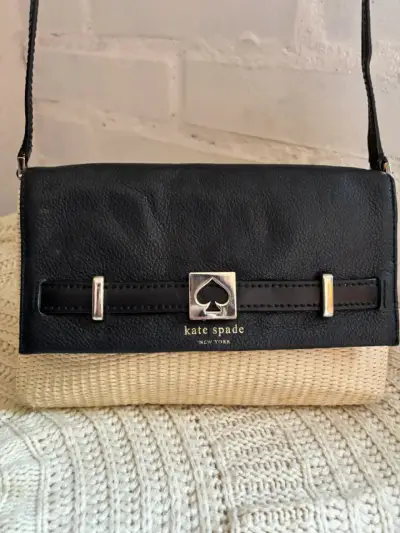 Cartera Kate Spade negra y beige elegante - miniatura 1