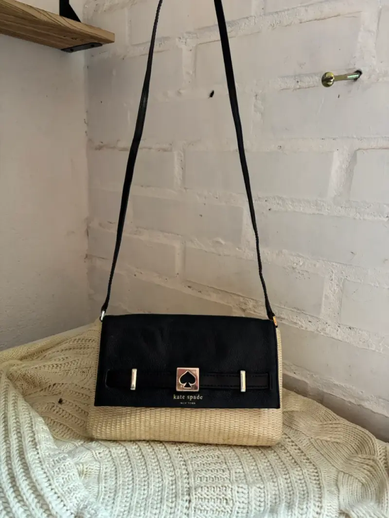 Cartera Kate Spade negra y beige elegante - 2
