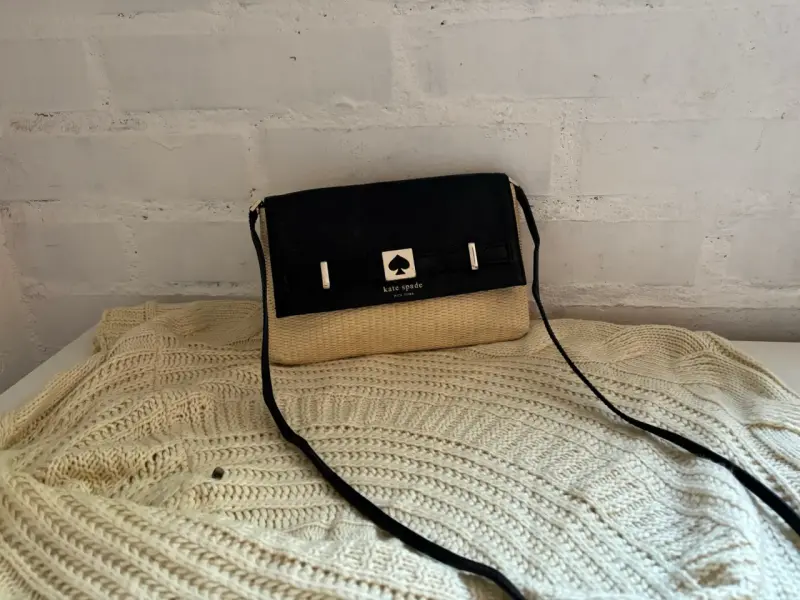 Cartera Kate Spade negra y beige elegante - 3