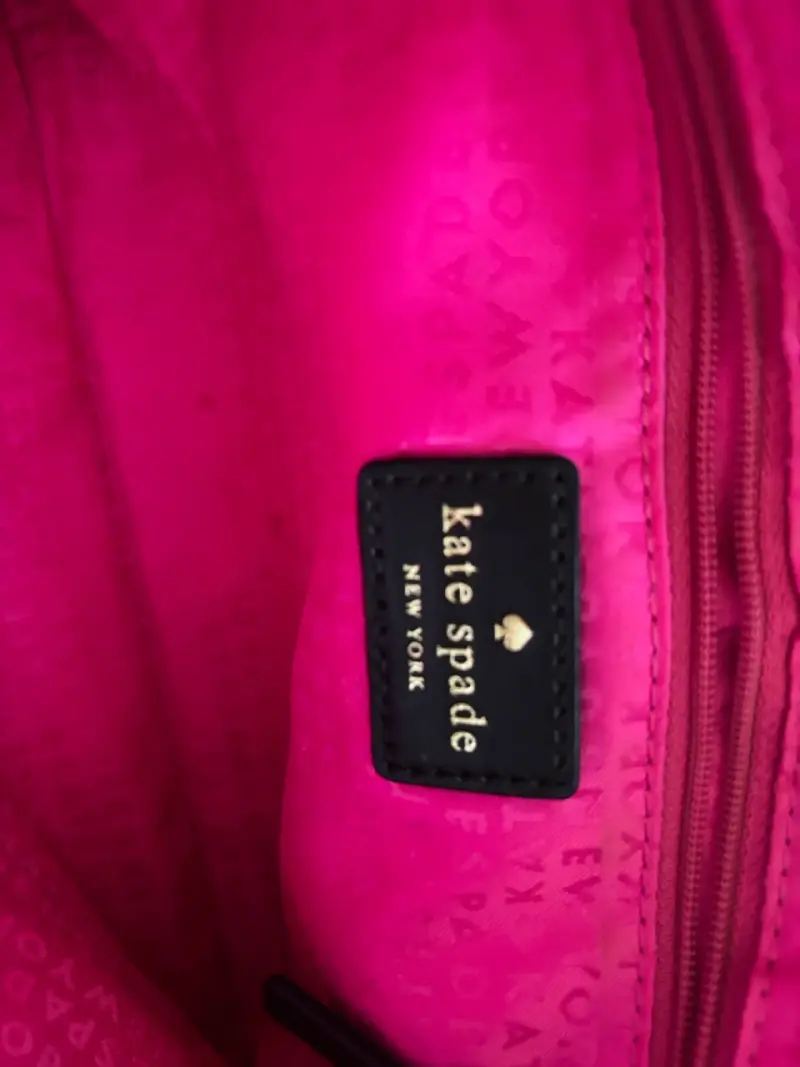 Cartera Kate Spade negra y beige elegante - 4