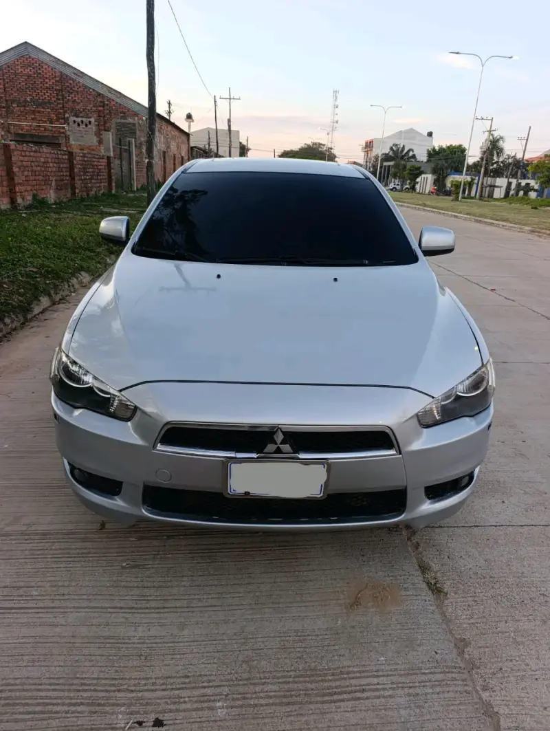 Auto sedán Mitsubishi plateado en buen estado - 1