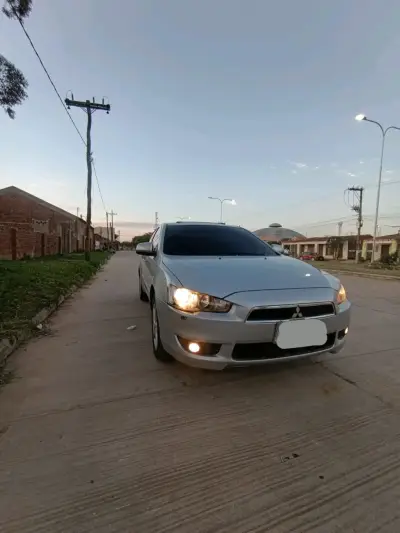 Auto sedán Mitsubishi plateado en buen estado - miniatura 3