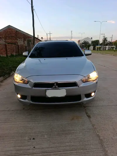 Auto sedán Mitsubishi plateado en buen estado - miniatura 4