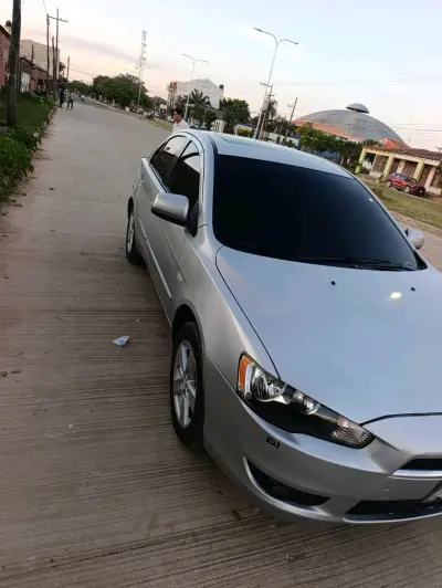 Auto sedán Mitsubishi plateado en buen estado - miniatura 5