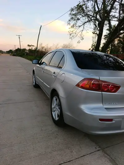 Auto sedán Mitsubishi plateado en buen estado - miniatura 6