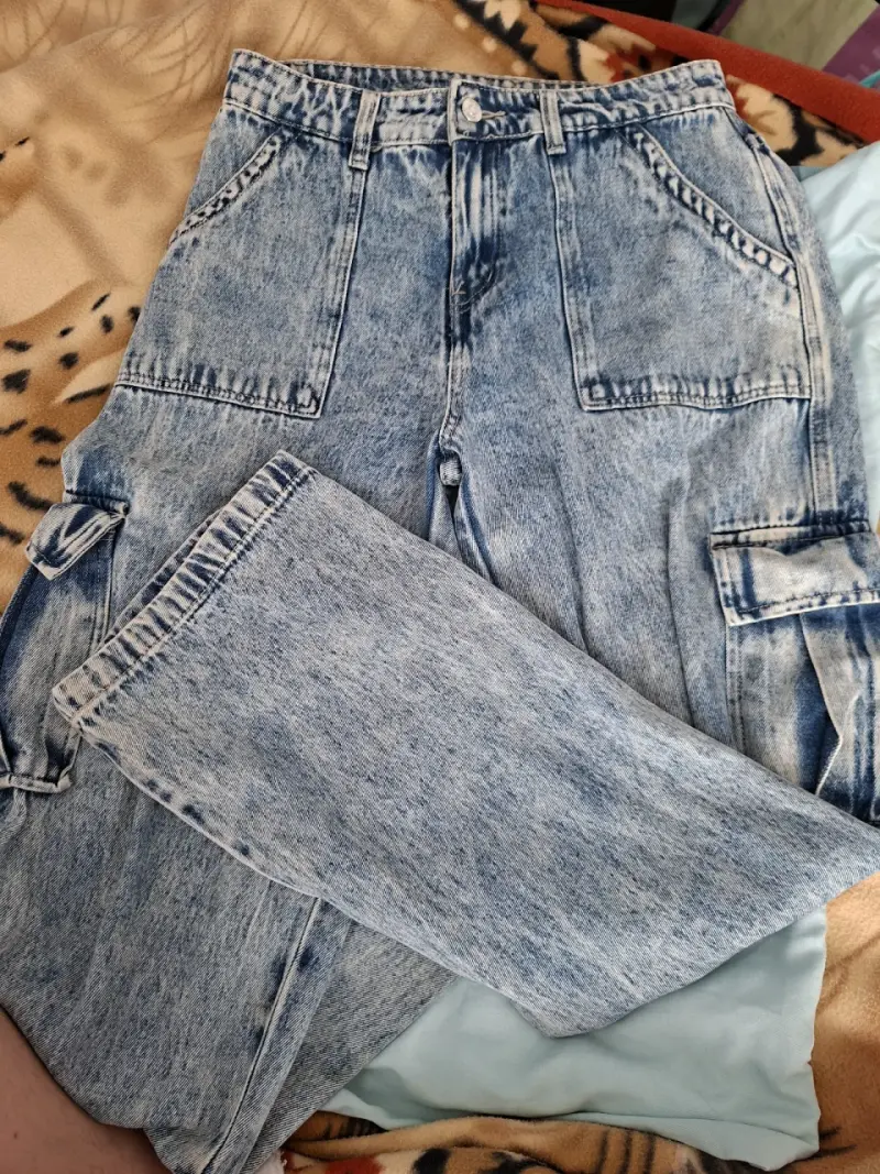 Jeans cargo de mezclilla azul claro