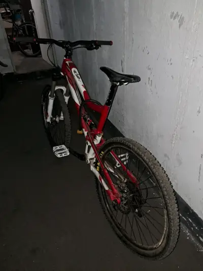 Bicicleta de montaña Mongoose con suspensión - miniatura 3