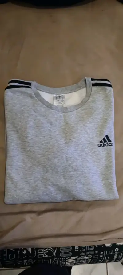 Polerón gris Adidas con logo y rayas - miniatura 1