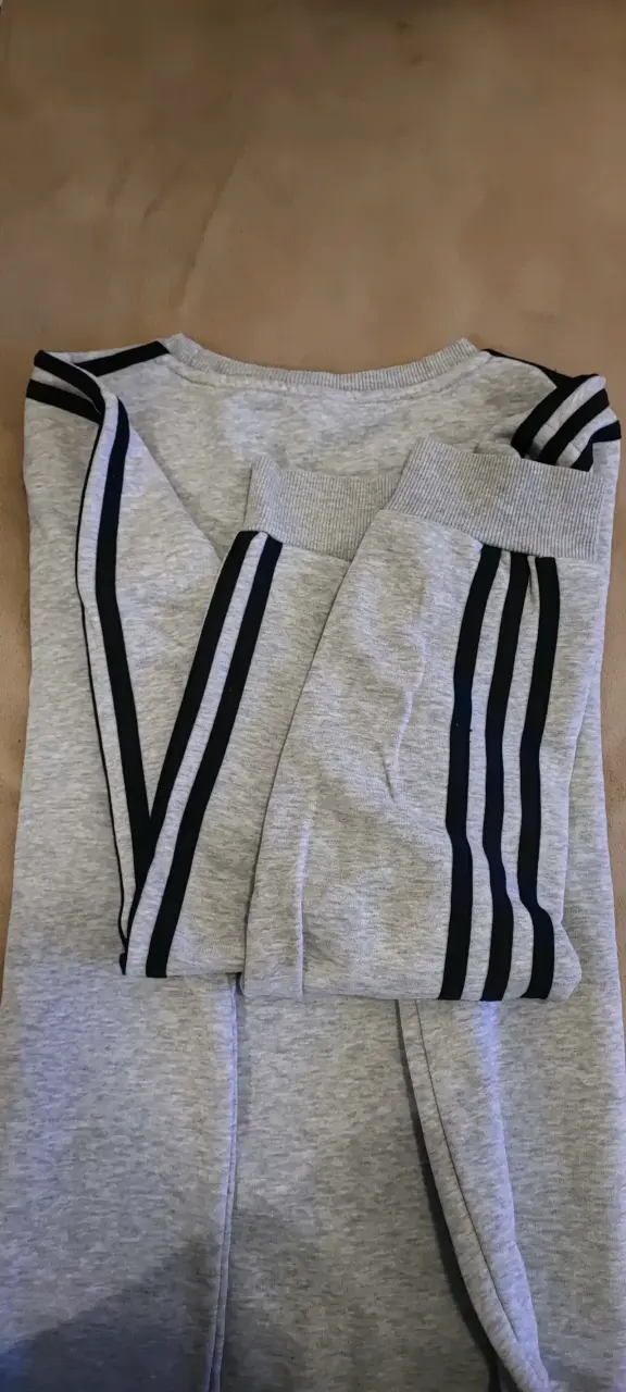 Polerón gris Adidas con logo y rayas - 3