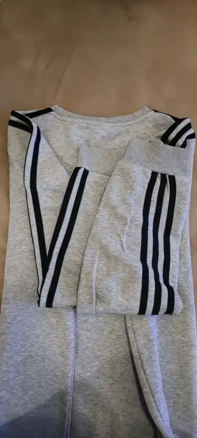 Polerón gris Adidas con logo y rayas - miniatura 3