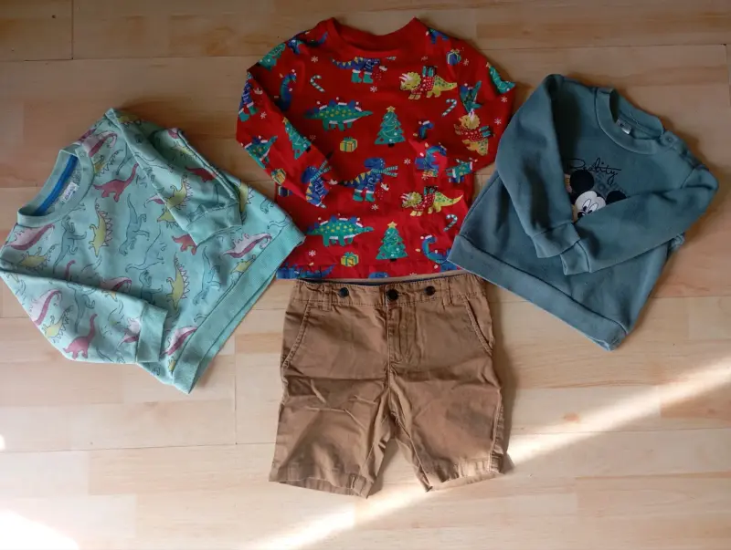 Lote de ropa infantil con polerones y pantalones