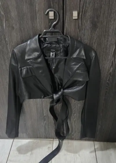 Chaqueta corta negra Forever 21 de cuero sintético - miniatura 1