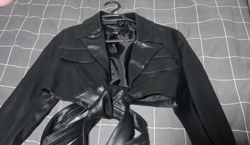 Chaqueta corta negra Forever 21 de cuero sintético - 2