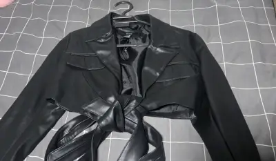 Chaqueta corta negra Forever 21 de cuero sintético - miniatura 2