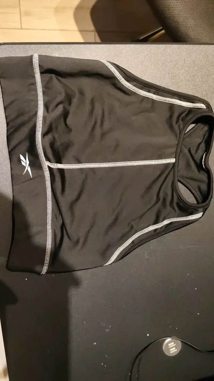 Top deportivo negro con costuras blancas - 1