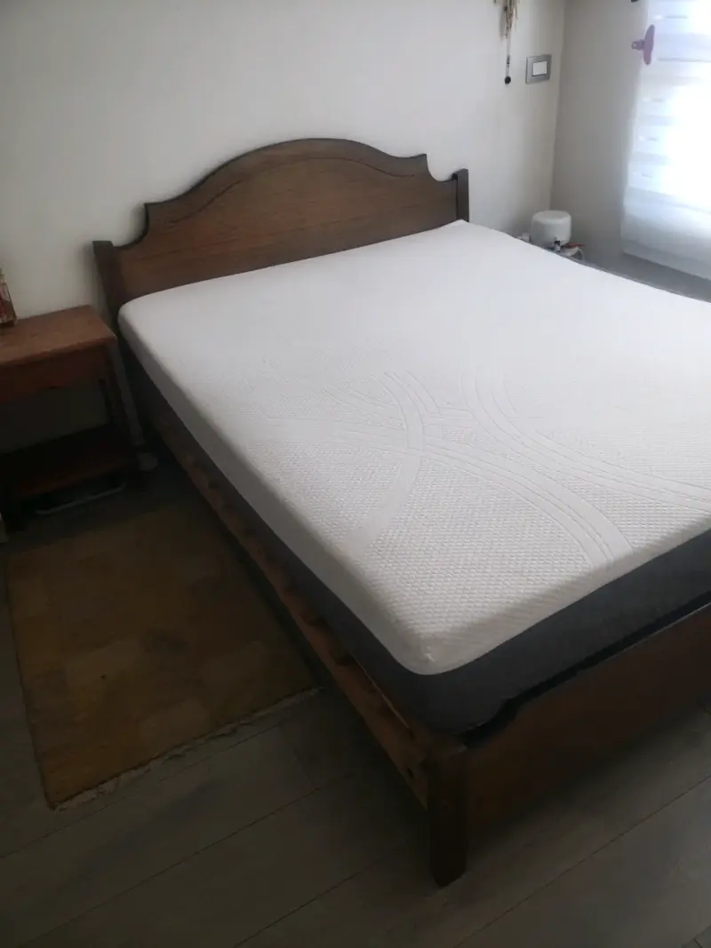 Cama matrimonial de madera con colchón - 1