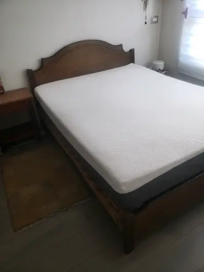 Cama matrimonial de madera con colchón - miniatura 1