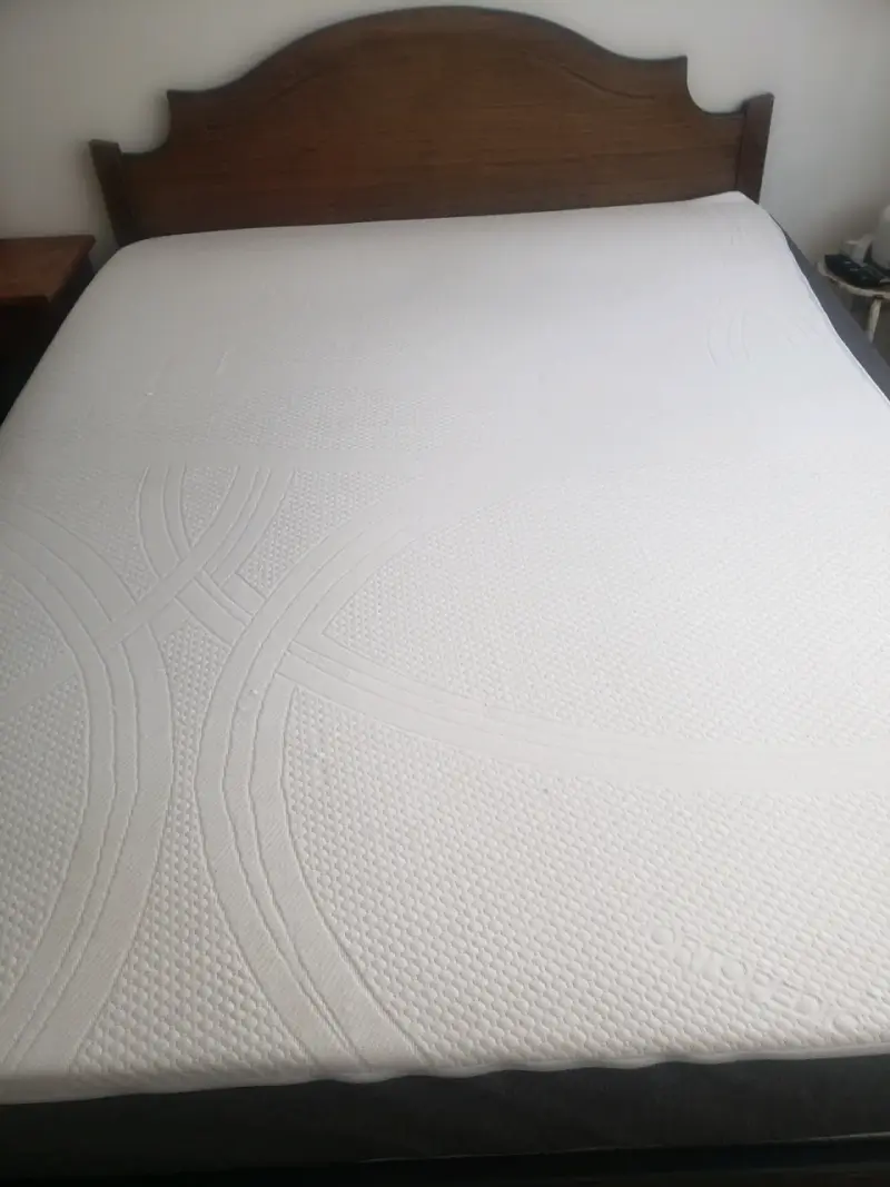 Cama matrimonial de madera con colchón - 2