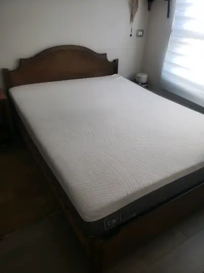 Cama matrimonial de madera con colchón - miniatura 3