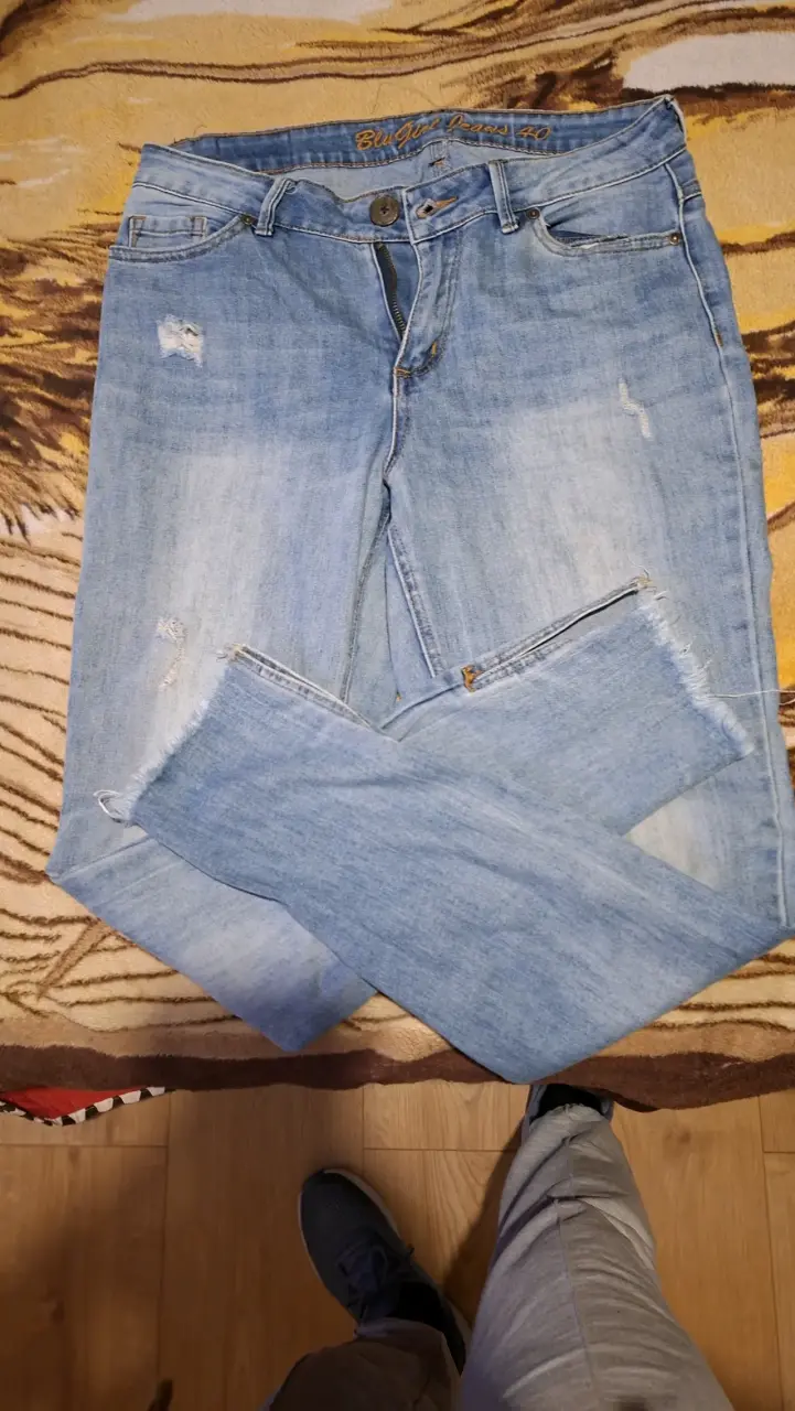 Jeans azules BluGirl con diseño desgastado - 2