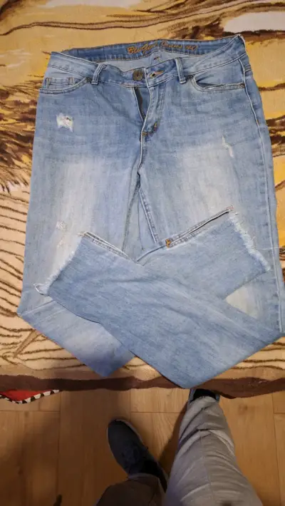 Jeans azules BluGirl con diseño desgastado - miniatura 2