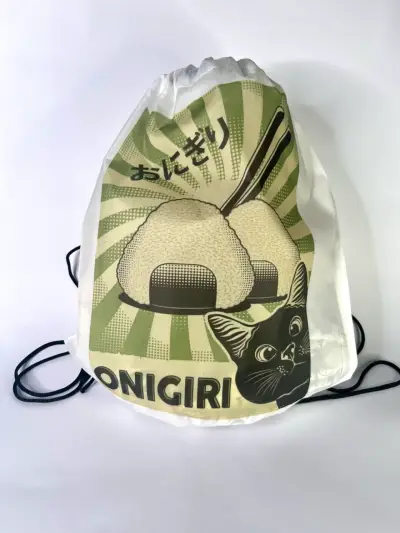 Mochila saco con diseño de onigiri y gato - miniatura 4