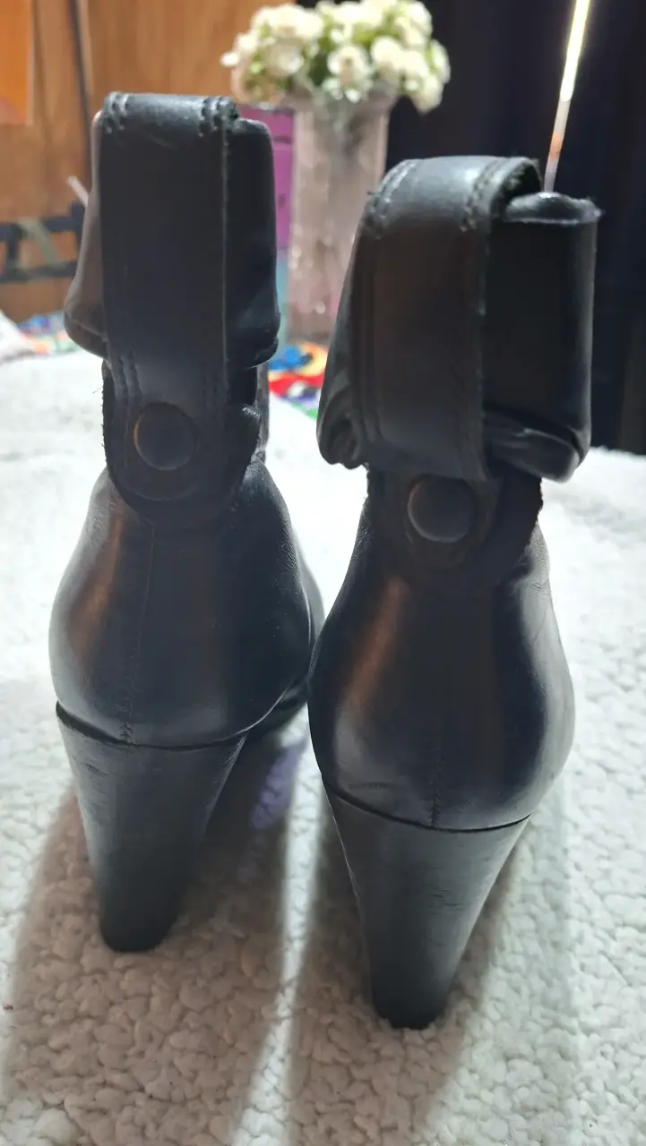 Botines de cuero negro con tacón alto - 1