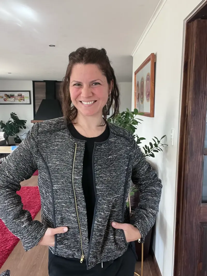 Chaqueta de mujer gris con cierre dorado - 1