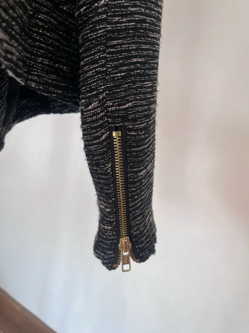 Chaqueta de mujer gris con cierre dorado - 4