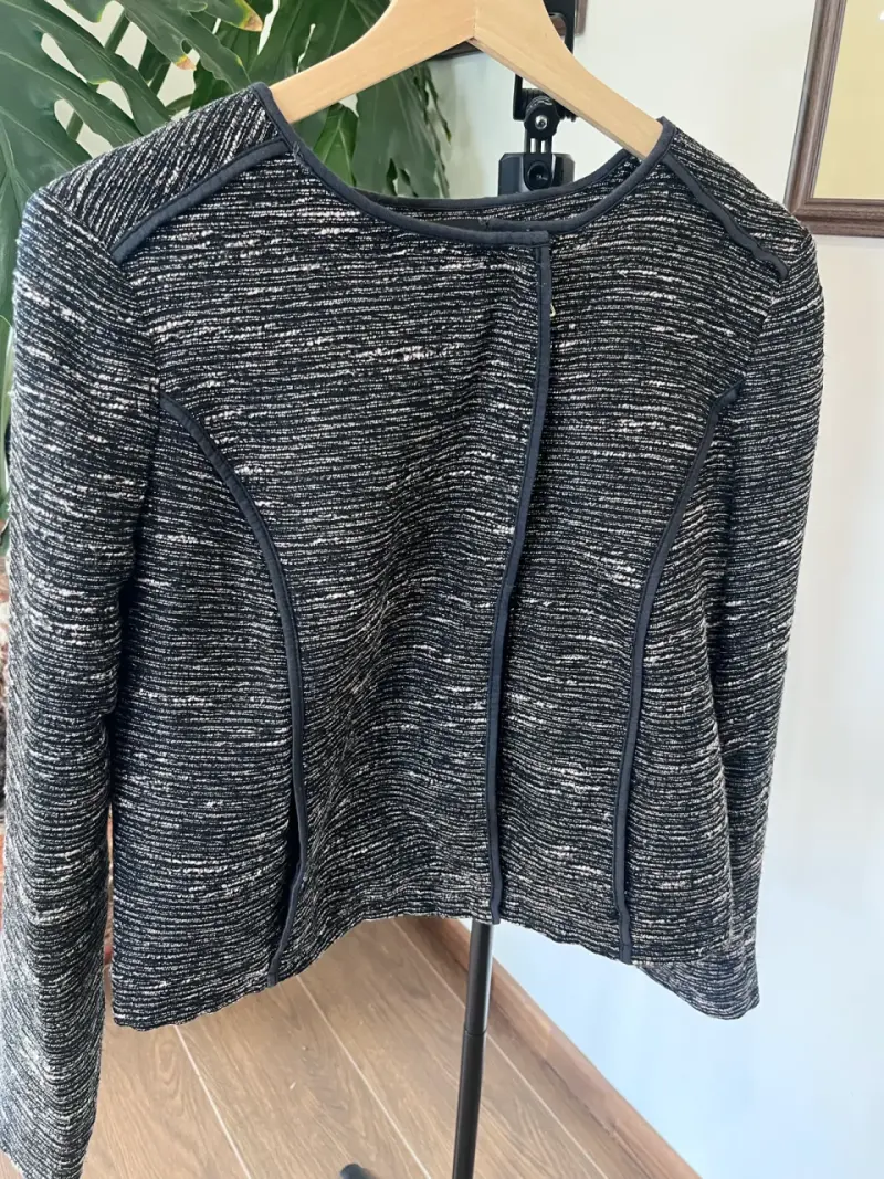 Chaqueta de mujer gris con cierre dorado - 5