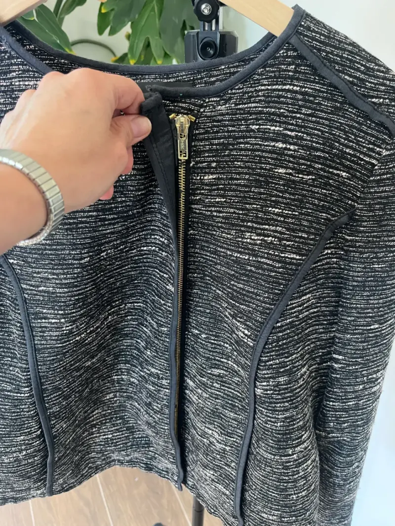 Chaqueta de mujer gris con cierre dorado - 6