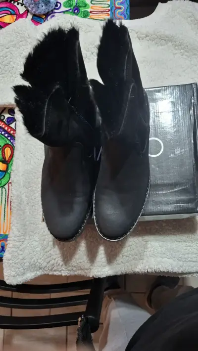 Botas negras con forro de piel sintética - miniatura 2