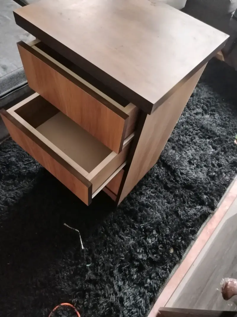 Mesa de noche con cajones de madera - 1