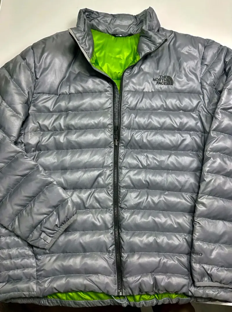 Chaqueta The North Face gris acolchada - 1