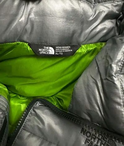 Chaqueta The North Face gris acolchada - miniatura 5