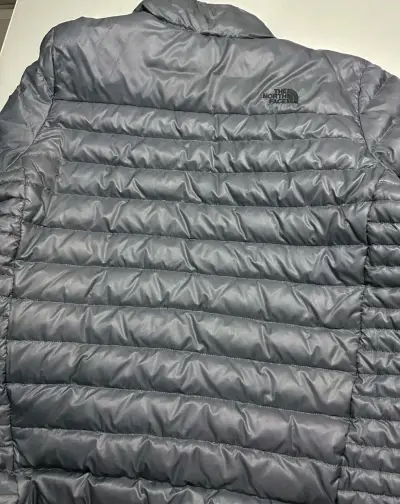 Chaqueta The North Face gris acolchada - miniatura 6