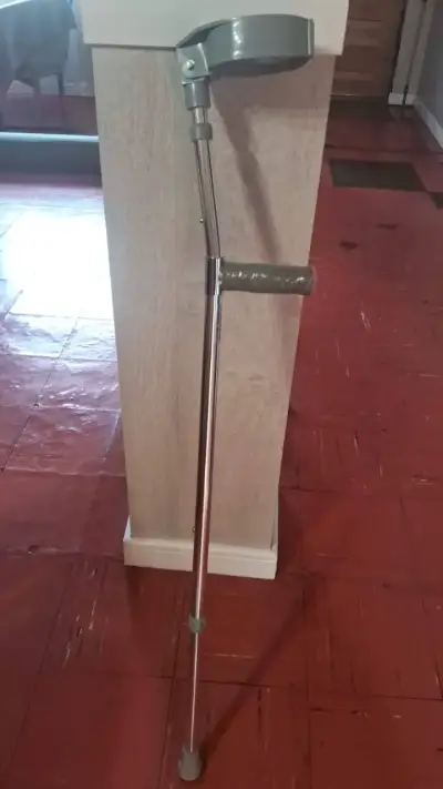 Muleta de aluminio con soporte ajustable - miniatura 2