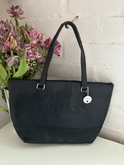 Bolso negro Guess con logo en relieve - miniatura 1
