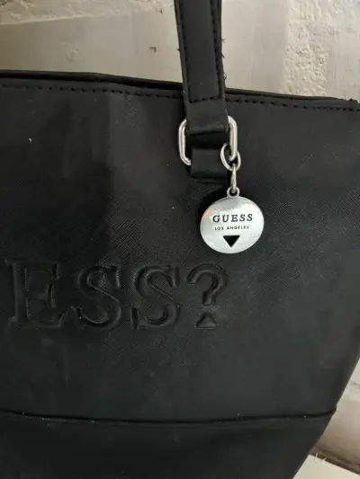 Bolso negro Guess con logo en relieve - miniatura 2