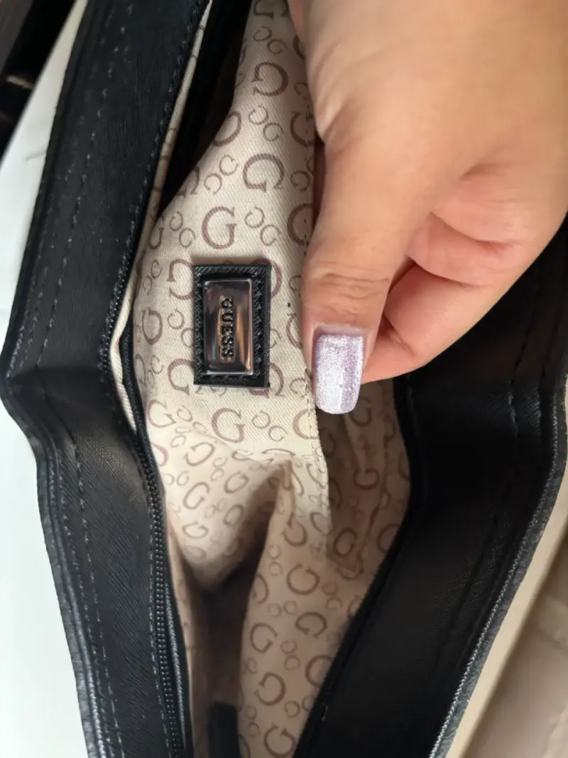 Bolso negro Guess con logo en relieve - 3