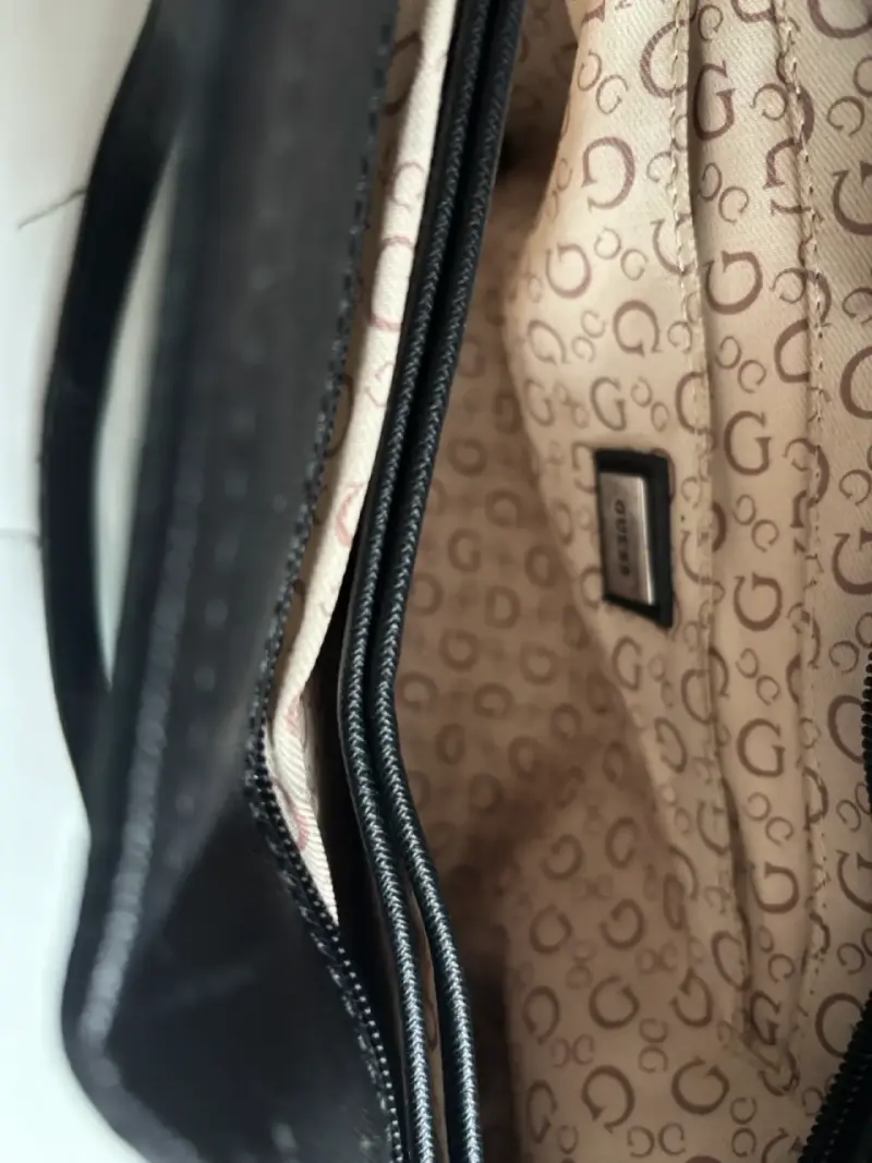 Bolso negro Guess con logo en relieve - 4