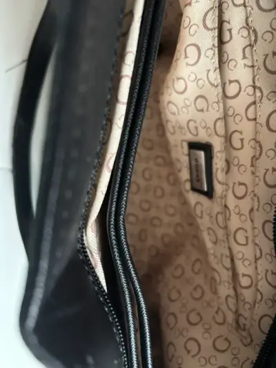 Bolso negro Guess con logo en relieve - miniatura 4