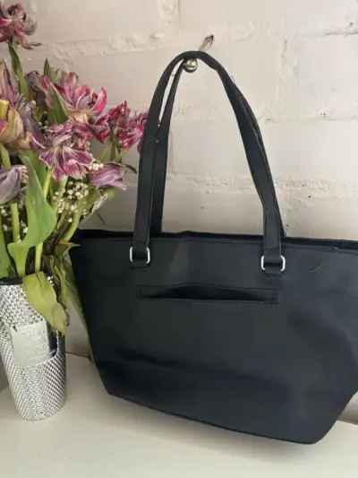Bolso negro Guess con logo en relieve - miniatura 5