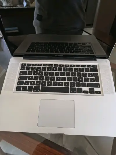 MacBook Pro 16 pulgadas en buen estado - miniatura 3